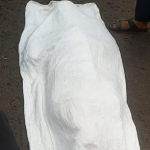 কুলিয়ারচরে সড়ক দুর্ঘটনায় নিহত মোটরসাইকেল আরোহী জয়নালকে স্থানীয়রা উদ্ধার করে হাসপাতালে নেওয়া হচ্ছে।