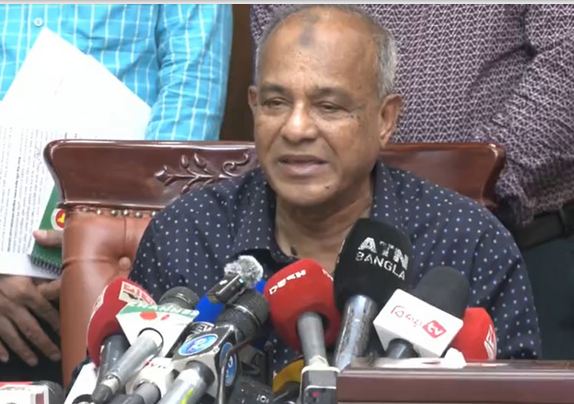 রাজারবাগ পুলিশ অডিটোরিয়ামে বক্তৃতা দিচ্ছেন স্বরাষ্ট্র উপদেষ্টা মো. জাহাঙ্গীর আলম চৌধুরী।