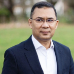 ভার্চুয়ালি বক্তব্য দিচ্ছেন বিএনপির ভারপ্রাপ্ত চেয়ারম্যান তারেক রহমান, যেখানে তিনি জবাবদিহিমূলক রাষ্ট্র প্রতিষ্ঠায় নির্বাচনের গুরুত্ব তুলে ধরছেন।