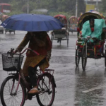 ঢাকা শহরে সকালবেলার টানা বৃষ্টি, রাস্তায় জমে থাকা পানি ও ভোগান্তিতে নগরবাসী।
