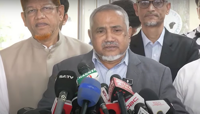 “ছবি: রাষ্ট্রীয় অতিথি ভবন যমুনা, রাজধানীতে প্রধান উপদেষ্টা ড. মুহাম্মদ ইউনূস জামায়াতে ইসলামীর প্রতিনিধি দলকে ব্রিফ দিচ্ছেন”