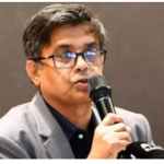 "প্রধান উপদেষ্টার প্রেস সচিব শফিকুল আলম মাগুরায় শহীদ রাব্বি ও শহীদ আল আমিনের কবর জিয়ারত শেষে সাংবাদিকদের সাথে কথা বলছেন"