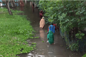 “যশোরের ভবদহ অঞ্চলে জলাবদ্ধতায় পানিবন্দি মানুষের নৌকায় চলাচল”