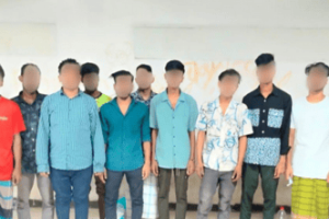 “রাজধানীর মোহাম্মদপুরে বিশেষ অভিযানে গ্রেফতারকৃত অপরাধীদের থানায় নিয়ে যাচ্ছে পুলিশ”