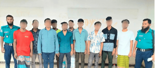 “রাজধানীর মোহাম্মদপুরে বিশেষ অভিযানে গ্রেফতারকৃত অপরাধীদের থানায় নিয়ে যাচ্ছে পুলিশ”