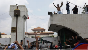 নেপালের রাজধানী কাঠমান্ডুর সংসদ ভবনের সামনে ‘জেন-জি’ বিক্ষোভকারীদের সঙ্গে পুলিশের সংঘর্ষ—ধোঁয়া, ভাঙ্গা ব্যারিকেড, সংঘর্ষের চিত্র।