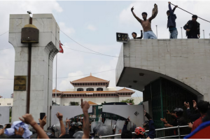 নেপালের রাজধানী কাঠমান্ডুর সংসদ ভবনের সামনে ‘জেন-জি’ বিক্ষোভকারীদের সঙ্গে পুলিশের সংঘর্ষ—ধোঁয়া, ভাঙ্গা ব্যারিকেড, সংঘর্ষের চিত্র।