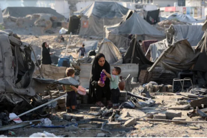 গাজার ধ্বংসস্তূপে নিহতদের লাশ উদ্ধার করছে স্বেচ্ছাসেবকরা, পেছনে ধসে পড়া ভবনের ধ্বংসাবশেষ