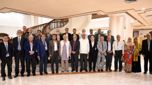 জাতীয় বেতন কমিশনের চেয়ারম্যান প্রধান উপদেষ্টার সঙ্গে বৈঠকে নতুন বেতন কাঠামো বিষয়ে বক্তব্য দিচ্ছেন।