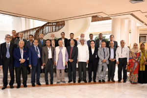 জাতীয় বেতন কমিশনের চেয়ারম্যান প্রধান উপদেষ্টার সঙ্গে বৈঠকে নতুন বেতন কাঠামো বিষয়ে বক্তব্য দিচ্ছেন।