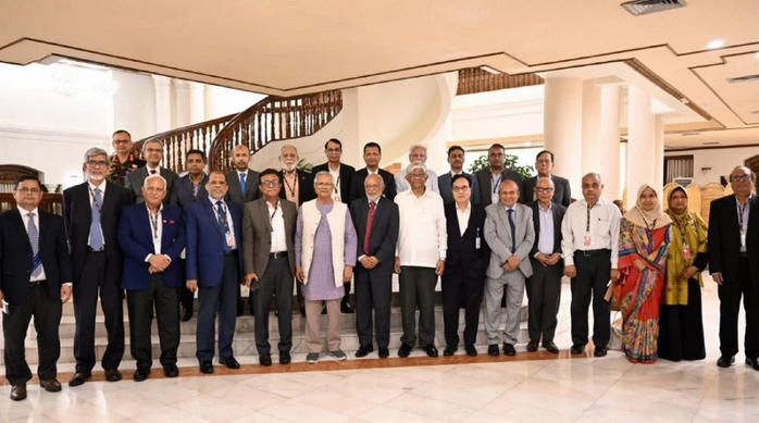 জাতীয় বেতন কমিশনের চেয়ারম্যান প্রধান উপদেষ্টার সঙ্গে বৈঠকে নতুন বেতন কাঠামো বিষয়ে বক্তব্য দিচ্ছেন।