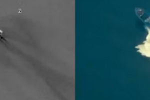 আন্তর্জাতিক জলসীমায় ভেনেজুয়েলার সন্দেহভাজন মাদকবাহী একটি নৌযানে মার্কিন বিমান হামলার পর আগুন ও ধোঁয়া উঠছে।