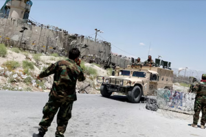 ট্রাম্প মুখে মাইক্রোফোন, পেছনে বাগরাম বিমান ঘাঁটির একটি নকশা ছবি