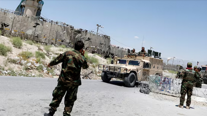 ট্রাম্প মুখে মাইক্রোফোন, পেছনে বাগরাম বিমান ঘাঁটির একটি নকশা ছবি