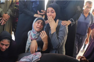 গাজার সাবরা এলাকায় ইসরাইলি বিমান হামলায় ধ্বংসস্তূপের নিচে মরদেহ ও আহতদের খুঁজছে স্থানীয় মানুষ ও উদ্ধারকর্মীরা।