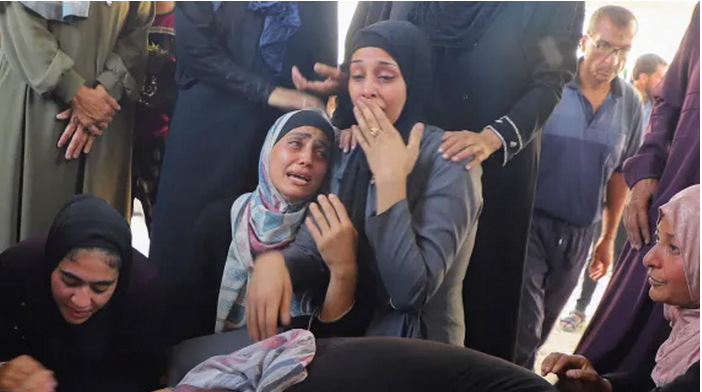 গাজার সাবরা এলাকায় ইসরাইলি বিমান হামলায় ধ্বংসস্তূপের নিচে মরদেহ ও আহতদের খুঁজছে স্থানীয় মানুষ ও উদ্ধারকর্মীরা।