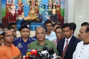 মুন্সীগঞ্জের সিরাজদিখানে দুর্গাপূজা মণ্ডপ পরিদর্শনকালে বক্তব্য দিচ্ছেন স্বরাষ্ট্র উপদেষ্টা লেফটেন্যান্ট জেনারেল (অব.) মো. জাহাঙ্গীর আলম চৌধুরী।