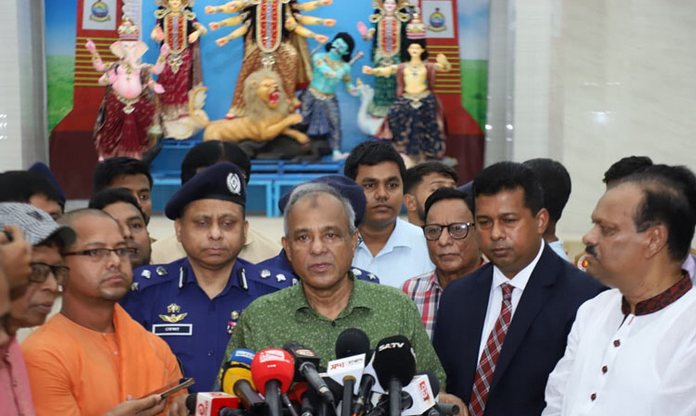 মুন্সীগঞ্জের সিরাজদিখানে দুর্গাপূজা মণ্ডপ পরিদর্শনকালে বক্তব্য দিচ্ছেন স্বরাষ্ট্র উপদেষ্টা লেফটেন্যান্ট জেনারেল (অব.) মো. জাহাঙ্গীর আলম চৌধুরী।