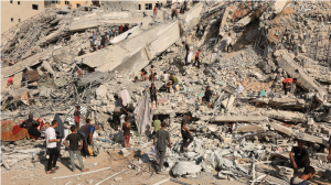 গাজা শহরের ধ্বংসস্তূপে দাঁড়িয়ে খালি বাড়ির ধ্বংস এবং শূন্য রাস্তা