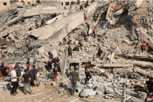 গাজা শহরের ধ্বংসস্তূপে দাঁড়িয়ে খালি বাড়ির ধ্বংস এবং শূন্য রাস্তা