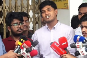 ঢাকা বিশ্ববিদ্যালয়ে ভোটকেন্দ্রের সামনে সাংবাদিকদের সঙ্গে কথা বলছেন ছাত্রদল ভিপি প্রার্থী আবিদুল ইসলাম খান