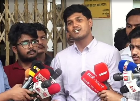 ঢাকা বিশ্ববিদ্যালয়ে ভোটকেন্দ্রের সামনে সাংবাদিকদের সঙ্গে কথা বলছেন ছাত্রদল ভিপি প্রার্থী আবিদুল ইসলাম খান