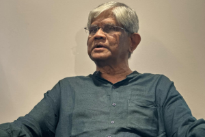 অর্থ উপদেষ্টা ড. সালেহউদ্দিন আহমেদ সাংবাদিকদের সঙ্গে কথা বলছেন