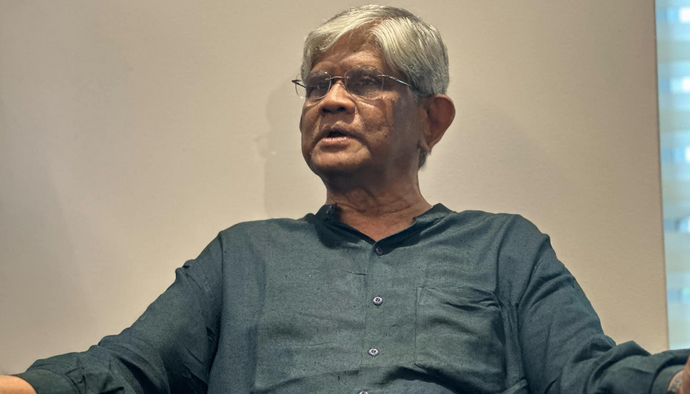 অর্থ উপদেষ্টা ড. সালেহউদ্দিন আহমেদ সাংবাদিকদের সঙ্গে কথা বলছেন