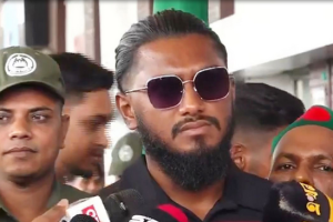 ঢাকার হযরত শাহজালাল আন্তর্জাতিক বিমানবন্দরে এশিয়া কাপ খেলতে দেশ ছাড়ার আগে সাংবাদিকদের সঙ্গে কথা বলছেন বাংলাদেশ ক্রিকেটার জাকের আলী।