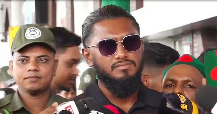 ঢাকার হযরত শাহজালাল আন্তর্জাতিক বিমানবন্দরে এশিয়া কাপ খেলতে দেশ ছাড়ার আগে সাংবাদিকদের সঙ্গে কথা বলছেন বাংলাদেশ ক্রিকেটার জাকের আলী।