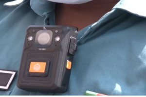 পুলিশ সদস্য ভোটকেন্দ্রের নিরাপত্তা বজায় রাখতে বডি-ক্যামেরা পরিধান করেছেন