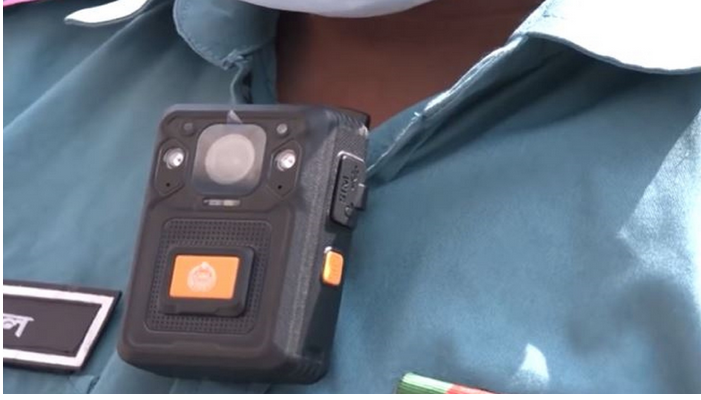 পুলিশ সদস্য ভোটকেন্দ্রের নিরাপত্তা বজায় রাখতে বডি-ক্যামেরা পরিধান করেছেন