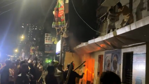 বিজয়নগরের জাতীয় পার্টির কার্যালয় আগুনে পুড়ছে এবং ভাঙচুর হয়েছে—সময়ের দৃশ্য