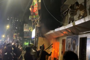 বিজয়নগরের জাতীয় পার্টির কার্যালয় আগুনে পুড়ছে এবং ভাঙচুর হয়েছে—সময়ের দৃশ্য