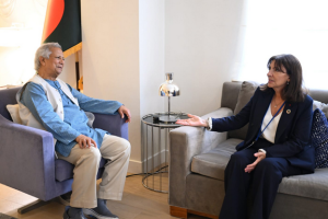 নিউইয়র্কে অধ্যাপক মুহাম্মদ ইউনূস ও প্যারিসের মেয়র অ্যানে হিদালগোর বৈঠক, যেখানে আসন্ন নির্বাচন, রোহিঙ্গা সংকট ও সামাজিক ব্যবসা নিয়ে আলোচনা হয়।