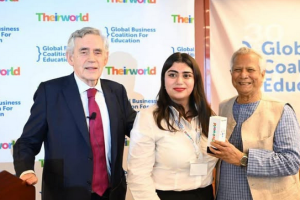 নিউইয়র্কে থেয়ারওয়ার্ল্ডের আনলক বিগ চেঞ্জ অ্যাওয়ার্ড গ্রহণ করছেন অধ্যাপক মুহাম্মদ ইউনূস।