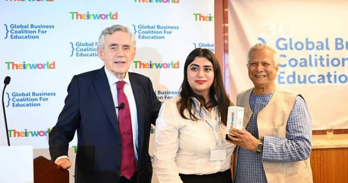 নিউইয়র্কে থেয়ারওয়ার্ল্ডের আনলক বিগ চেঞ্জ অ্যাওয়ার্ড গ্রহণ করছেন অধ্যাপক মুহাম্মদ ইউনূস।