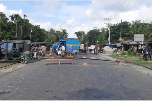 বাগেরহাটে সড়কে গাছের গুঁড়ি ফেলে অবরোধ করে রেখেছেন আন্দোলনকারীরা, পাশে মিছিল করছে স্থানীয় নেতাকর্মীরা