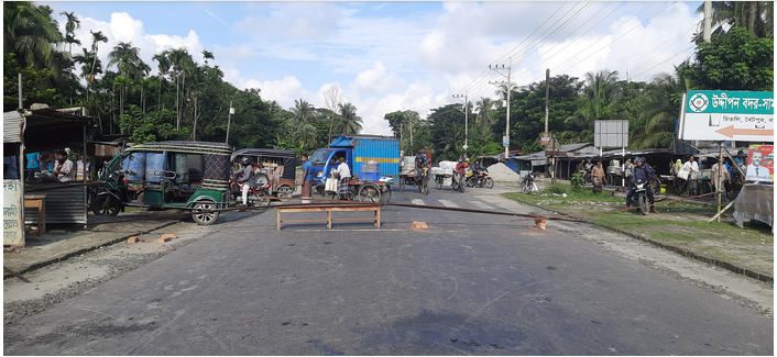 বাগেরহাটে সড়কে গাছের গুঁড়ি ফেলে অবরোধ করে রেখেছেন আন্দোলনকারীরা, পাশে মিছিল করছে স্থানীয় নেতাকর্মীরা