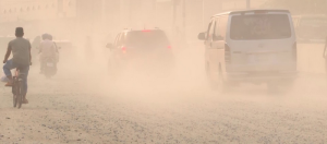 ঢাকার বায়ুদূষণে আকাশে ধোঁয়া ও ধুলায় ঢেকে থাকা নগরদৃশ্য।