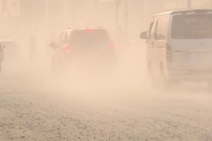 ঢাকার বায়ুদূষণে আকাশে ধোঁয়া ও ধুলায় ঢেকে থাকা নগরদৃশ্য।