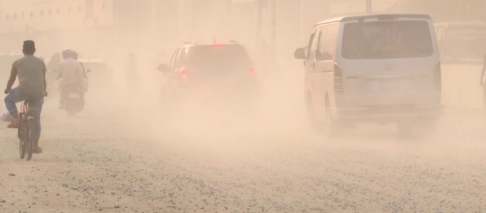 ঢাকার বায়ুদূষণে আকাশে ধোঁয়া ও ধুলায় ঢেকে থাকা নগরদৃশ্য।