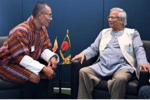 ভুটানের প্রধানমন্ত্রী শেরিং তোবগে এবং বাংলাদেশের প্রধান উপদেষ্টা অধ্যাপক মুহাম্মদ ইউনূস নিউইয়র্কে জাতিসংঘ সদর দপ্তরে বৈঠক করছেন।