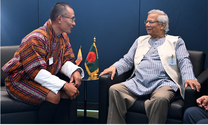 ভুটানের প্রধানমন্ত্রী শেরিং তোবগে এবং বাংলাদেশের প্রধান উপদেষ্টা অধ্যাপক মুহাম্মদ ইউনূস নিউইয়র্কে জাতিসংঘ সদর দপ্তরে বৈঠক করছেন।