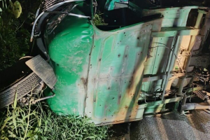 ফেনীতে অজ্ঞাত গাড়ির চাপায় নিহত সিএনজি চালক ইব্রাহিমের দুমড়ে-মুচড়ে যাওয়া অটোরিকশা।