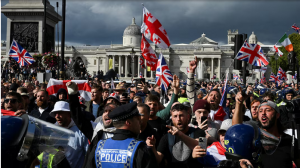 লন্ডনের ওয়েস্টমিনস্টারে অভিবাসনবিরোধী বিক্ষোভকারীদের ভিড় এবং পাল্টা মিছিলে অংশ নেওয়া বর্ণবাদবিরোধী মানুষ