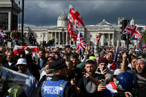 লন্ডনের ওয়েস্টমিনস্টারে অভিবাসনবিরোধী বিক্ষোভকারীদের ভিড় এবং পাল্টা মিছিলে অংশ নেওয়া বর্ণবাদবিরোধী মানুষ