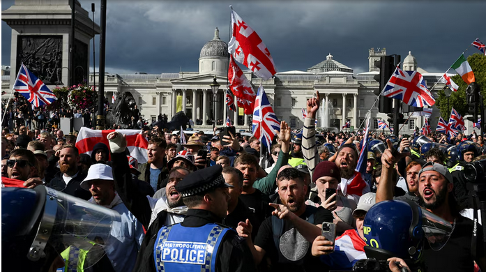 লন্ডনের ওয়েস্টমিনস্টারে অভিবাসনবিরোধী বিক্ষোভকারীদের ভিড় এবং পাল্টা মিছিলে অংশ নেওয়া বর্ণবাদবিরোধী মানুষ