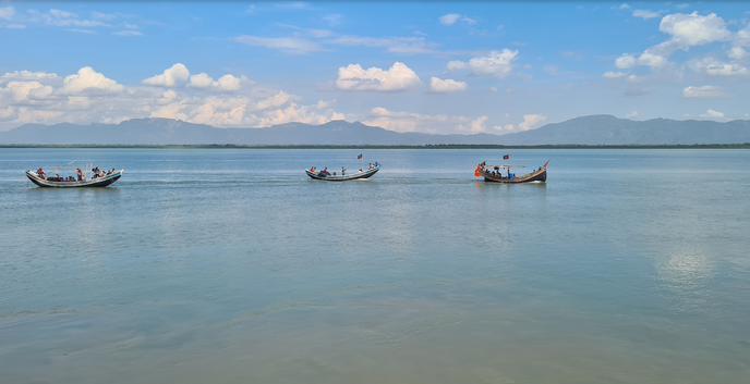 সেন্টমার্টিনের কাছে সাগর থেকে ৫ ট্রলারসহ ৩০ জেলেকে ধরে নিয়ে যাচ্ছে আরাকান আর্মি"