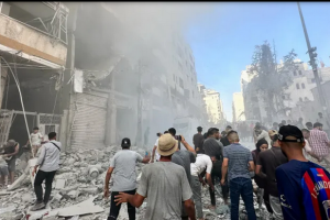 গাজায় ইসরাইলি হামলায় ধ্বংসস্তূপে পরিণত ভবন ও নিহত ফিলিস্তিনিদের শোকাহত স্বজনরা।